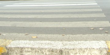 Două persoane, lovite pe trecerea de pietoni
